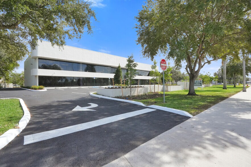 More Photos Of 4690 S University Dr, Davie Freestanding For Lease