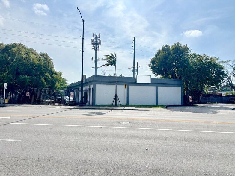 Primary Photo Of 666 NW 36th St, Miami Manufacturing For Sale
