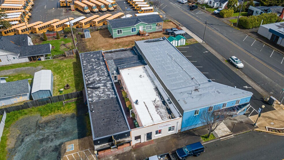 More Photos Of 562 Newmark St, Coos Bay Storefront For Sale