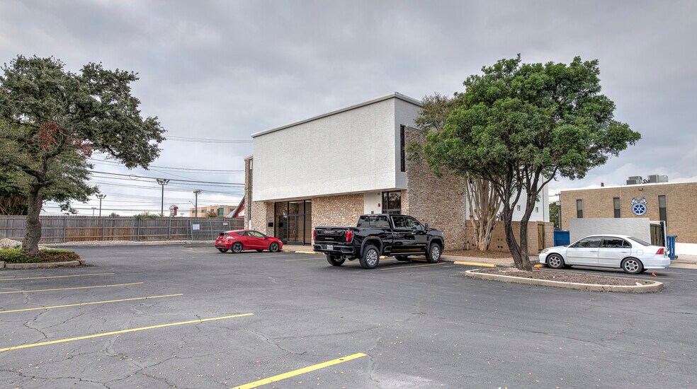 More Photos Of 8200 Windway Dr, Windcrest Medical For Lease