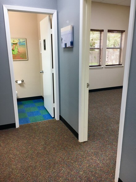 More Photos Of 1806 Harbor Dr, Rockport Office For Lease