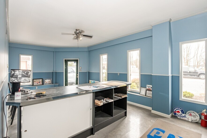 More Photos Of 2217 Farragut ave, Bristol Service For Sale