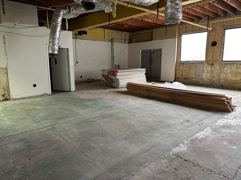 More Photos Of 19 Willard Rd, Norwalk Warehouse For Lease