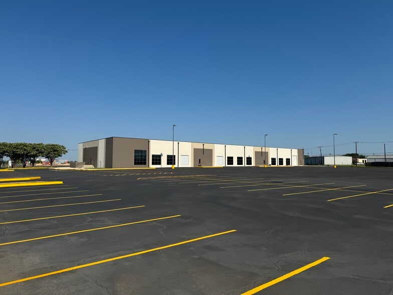 Primary Photo Of 902 N Twin Creek Dr, Killeen Warehouse For Lease
