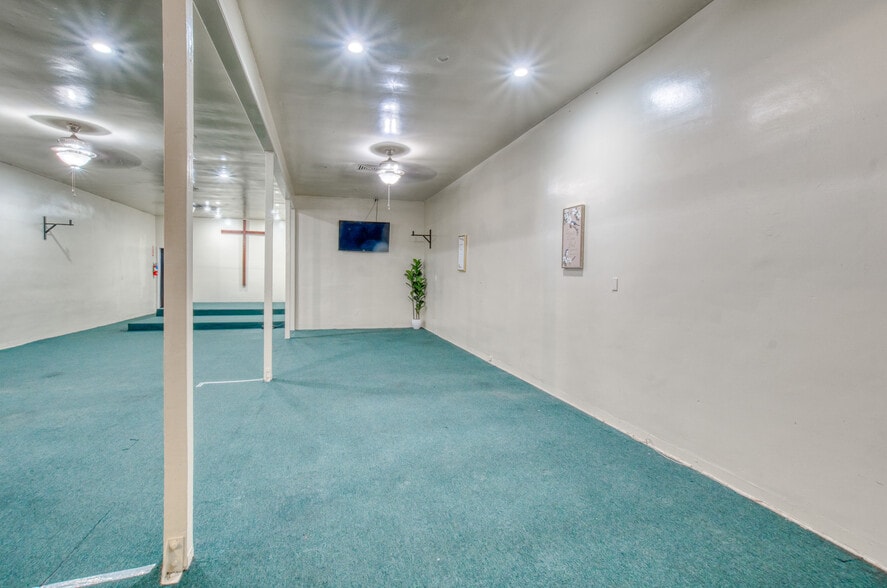 More Photos Of 11123 S Western Ave, Los Angeles Office For Sale