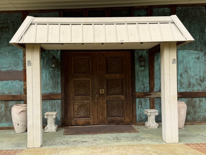 More Photos Of 1951 E 3rd St, Corinth Cemetery Mausoleum For Sale