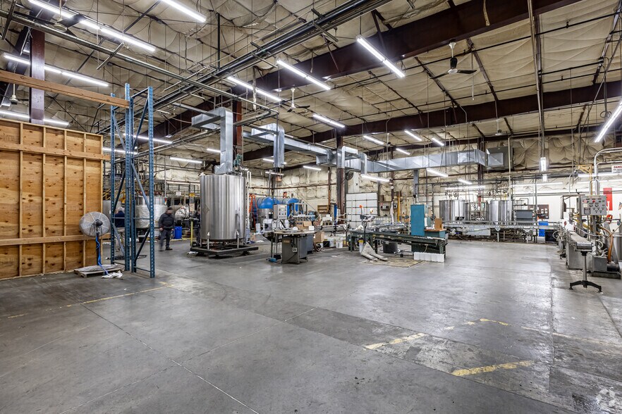 More Photos Of 198-202 Benton Dr, East Longmeadow Warehouse For Lease