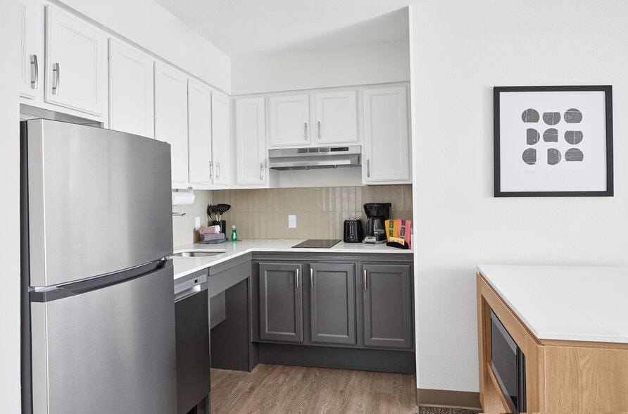 More Photos Of 300 W Romeo B Garrett Ave, Peoria Hotel For Sale