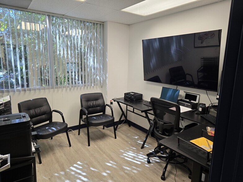 More Photos Of 2220 Lynn Rd, Thousand Oaks Medical For Lease