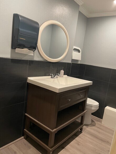 More Photos Of 2234-2236 Honolulu Ave, Montrose Storefront For Lease