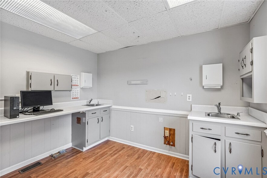 More Photos Of 10806 Rives Ave, Mc Kenney Medical For Sale