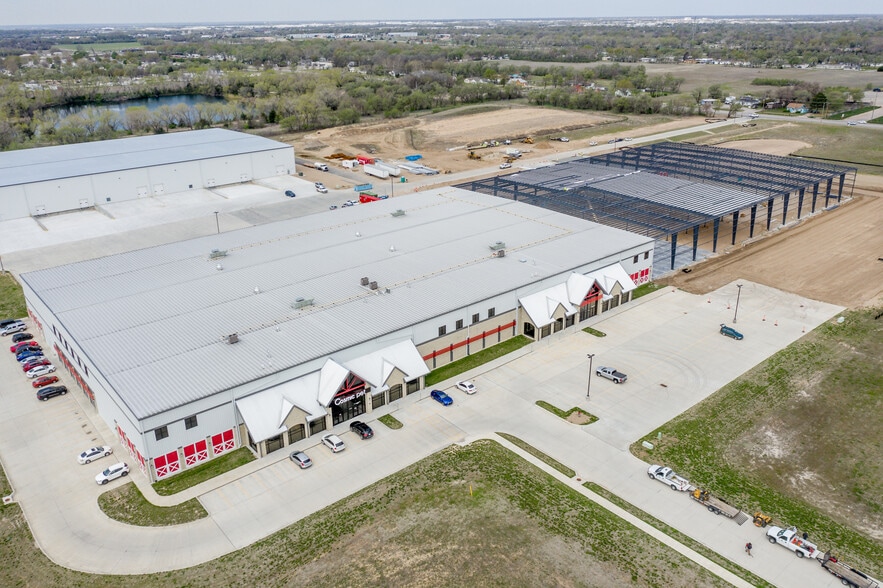 More Photos Of 1315 W MacArthur Rd, Wichita Warehouse For Lease