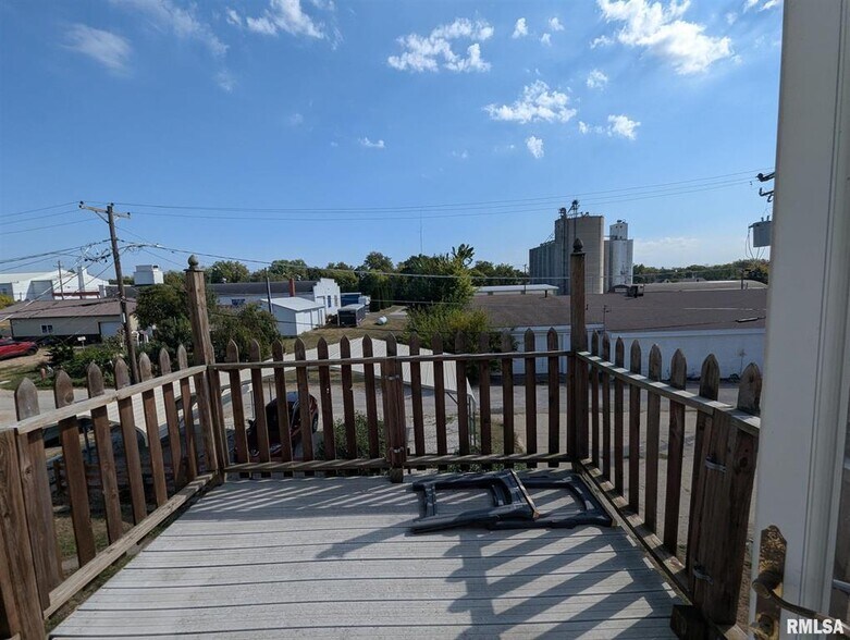 More Photos Of 412-414 Locust St, Delavan General Retail For Sale