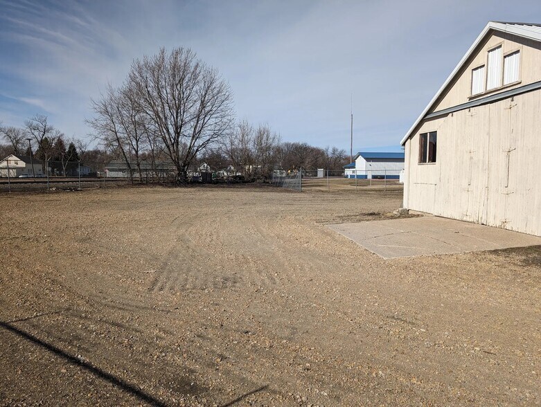 More Photos Of 120 N Broadway, Wells Flex For Sale