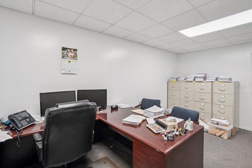 More Photos Of 2721 SW 30th St, Des Moines Office For Sale