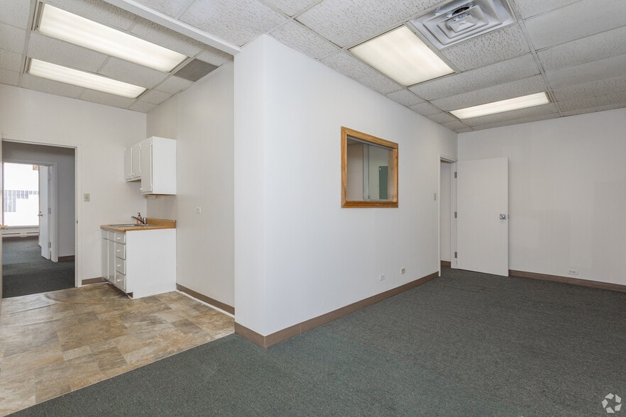 More Photos Of 4001 W Devon Ave, Chicago Office For Lease