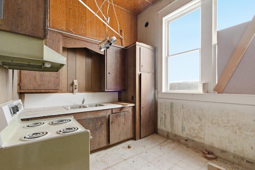 More Photos Of 100 W Central Ave, Comanche General Retail For Sale