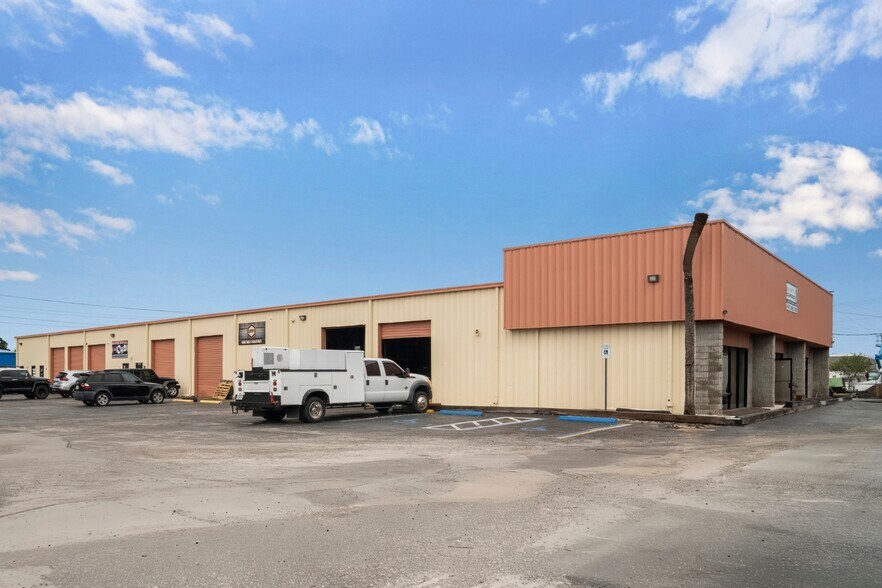 More Photos Of 955 W Taft Vineland Rd, Orlando Light Distribution For Lease