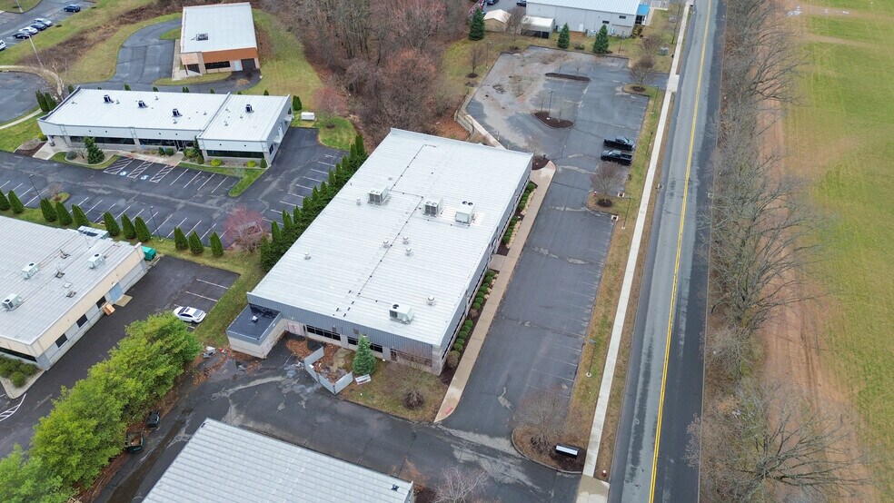 More Photos Of 10 County Line Dr, Cromwell Warehouse For Lease
