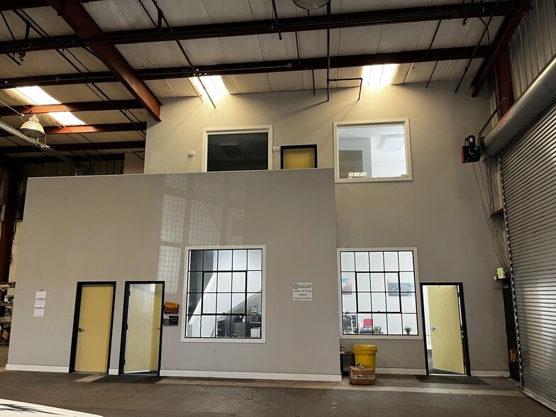 More Photos Of 3100 E 10th St, Oakland Warehouse For Lease