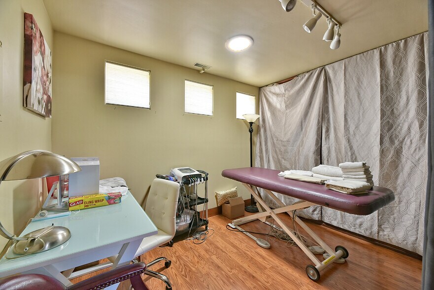 More Photos Of 993 Siskiyou Blvd, Ashland Office For Sale