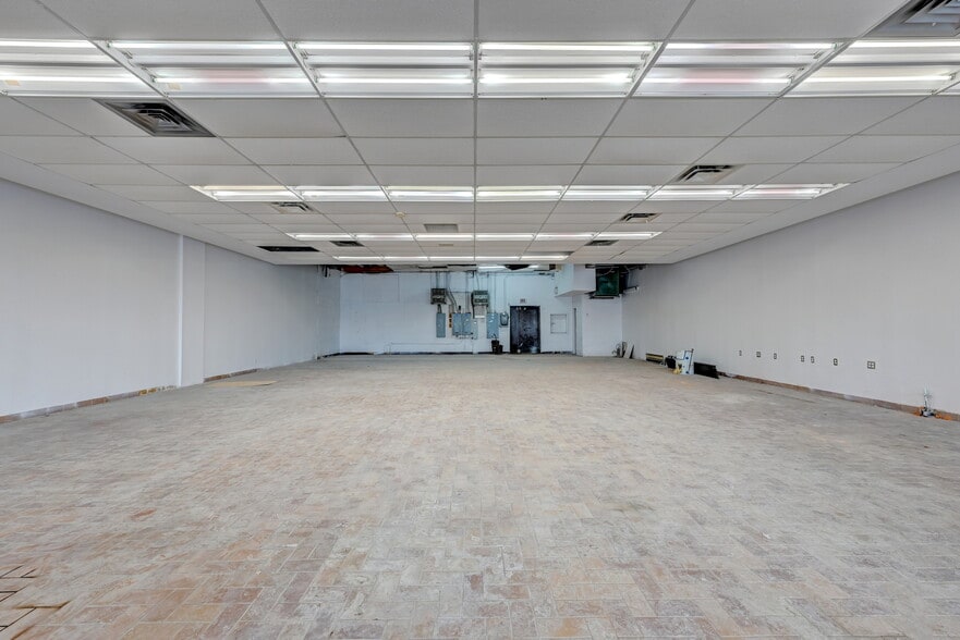 More Photos Of 100-120 Rue du Barry, Kirkland Restaurant For Lease