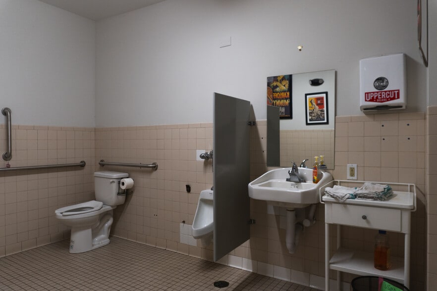 More Photos Of 1410 S 13th St, Omaha General Retail For Lease