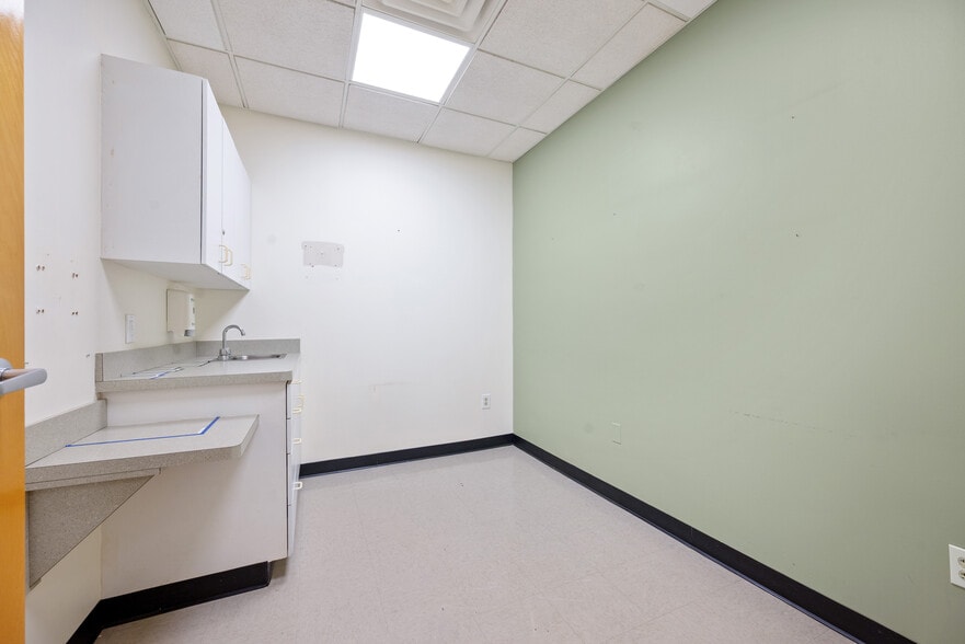 More Photos Of 34 E Somerset St, Raritan Bank For Lease