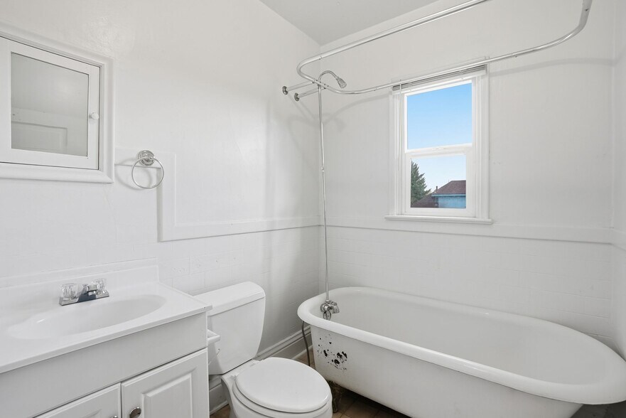 More Photos Of 1704-1712 N Ash St, Spokane Apartments For Sale