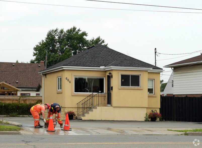 More Photos Of 664 Upper James St, Hamilton Storefront For Sale