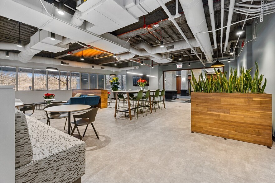 More Photos Of 6250 N River Rd, Rosemont Office For Lease