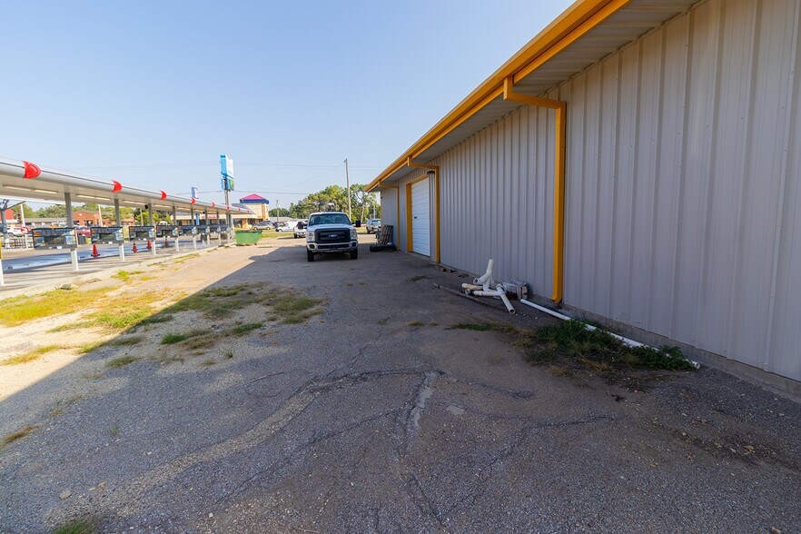 More Photos Of 1919 W Central Ave, El Dorado Warehouse For Lease