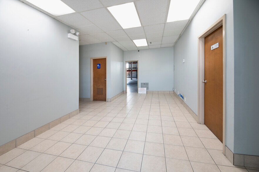 More Photos Of 820 Nicholas Blvd, Elk Grove Village Manufacturing For Lease