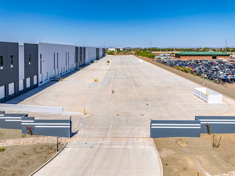 More Photos Of 6550 W Orangewood Ave, Glendale Warehouse For Lease