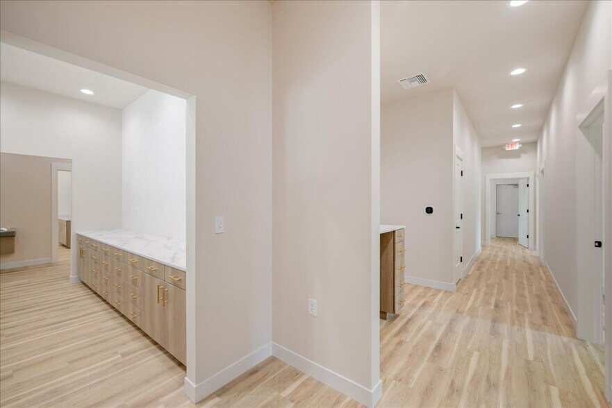 More Photos Of 2458 Mahan Dr, Tallahassee Medical For Lease