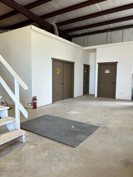 More Photos Of 1658 County Road 412, Glen Rose Warehouse For Lease