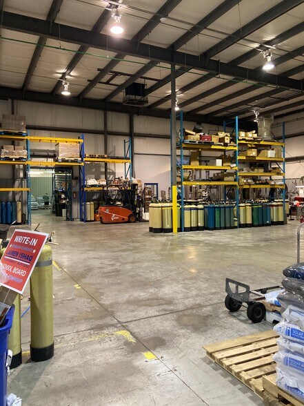 More Photos Of 11 Roadway Dr, Carlisle Light Manufacturing For Sale