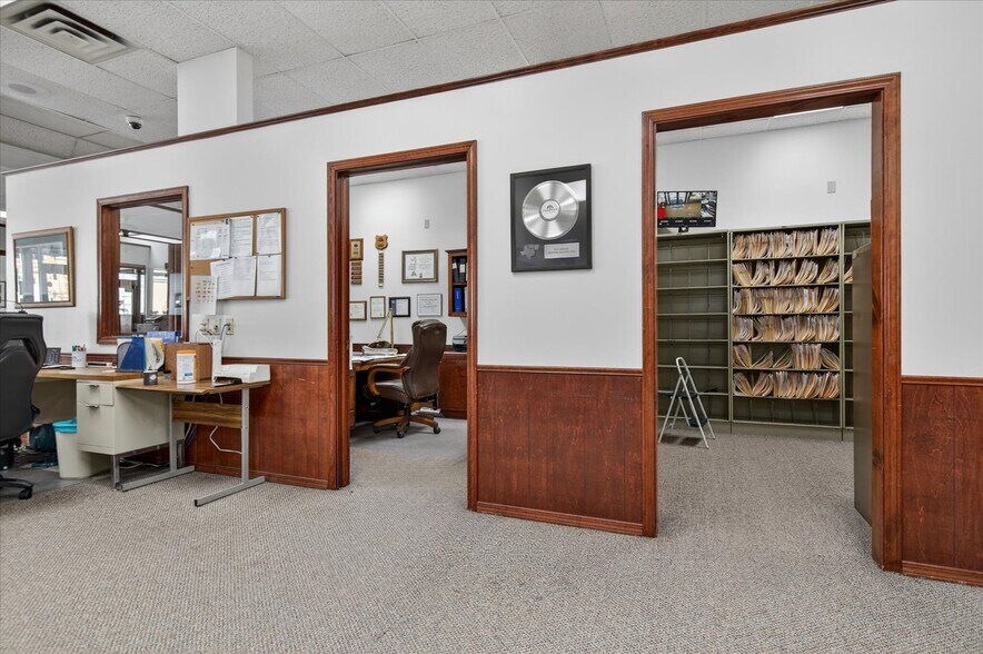 More Photos Of 111 SE Frank Phillips Blvd, Bartlesville Office For Sale