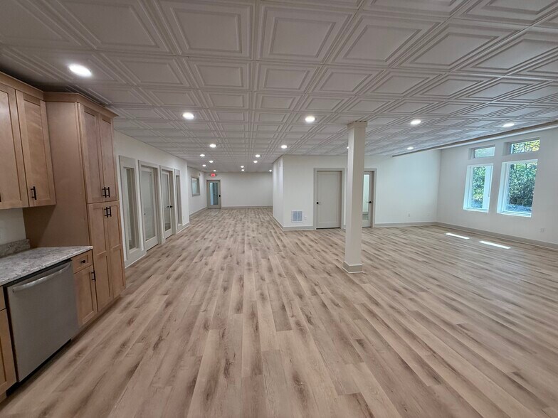 More Photos Of 1792 Woodstock Rd, Roswell Office For Lease
