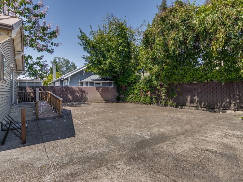 More Photos Of 319 NE 5th St, McMinnville Office Residential For Sale