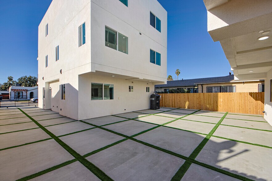 More Photos Of 2404 S Cochran Ave, Los Angeles Apartments For Sale