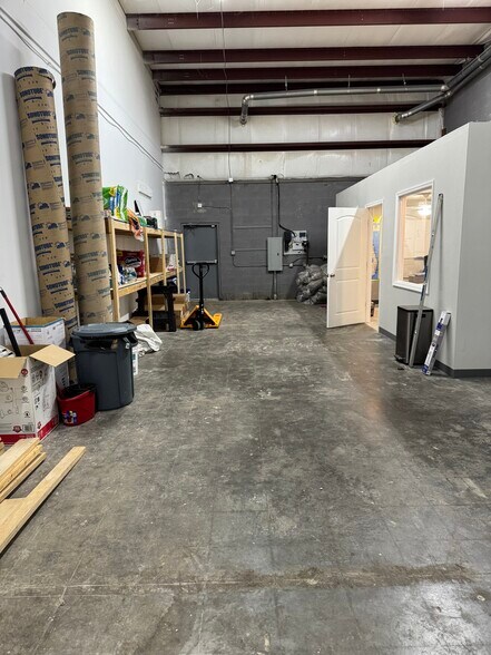 More Photos Of 1250-1290 Hand Ave, Ormond Beach Showroom For Lease