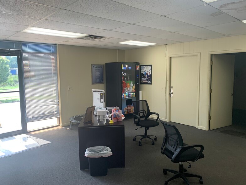 More Photos Of 394 Commerce Blvd, Bogart Warehouse For Lease