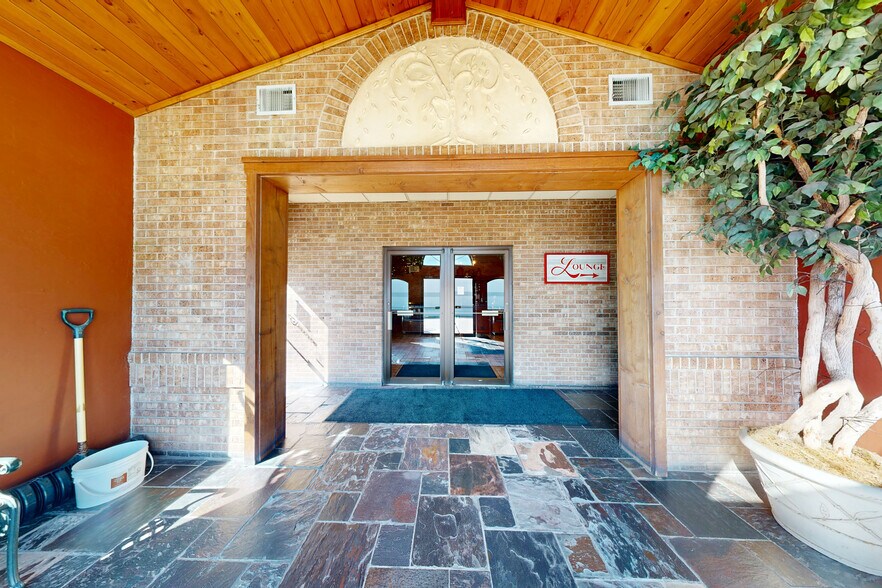 More Photos Of 7680 Grand Ave, Gurnee Restaurant For Sale