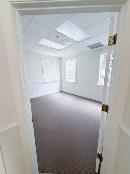 More Photos Of 295 W Crossville Rd, Roswell Office For Lease