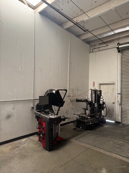 More Photos Of 4625 Wible Rd, Bakersfield Auto Dealership For Lease