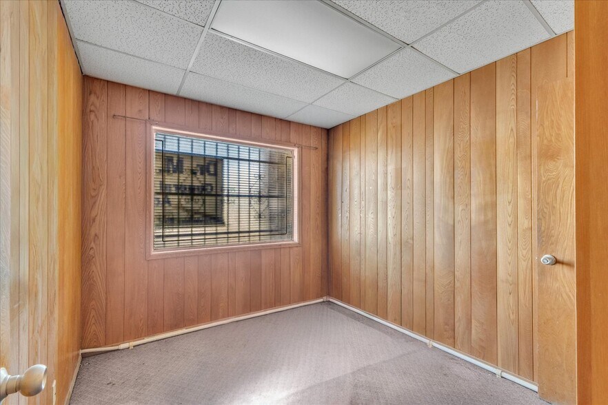 More Photos Of 18032 Ventura Blvd, Encino Medical For Lease