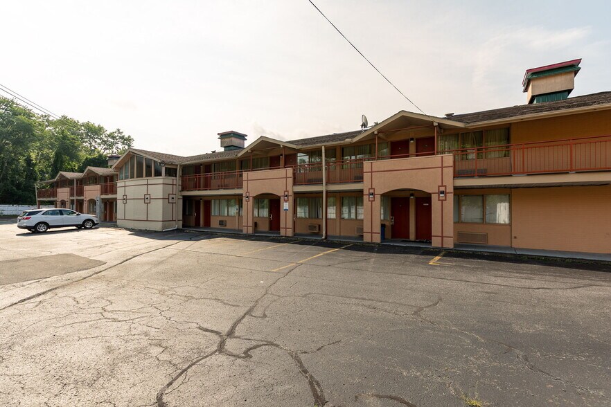 More Photos Of 16 Cheshire Rd, Pittsfield Hotel For Sale