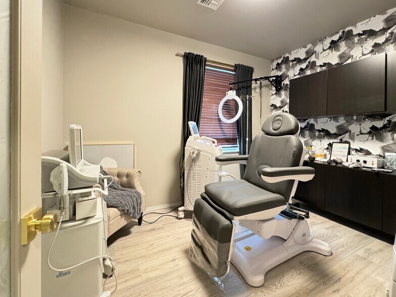 More Photos Of 542-544 N 5th Ave, Sequim Medical For Sale