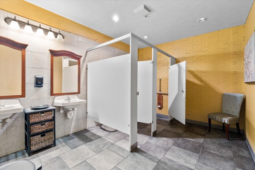 More Photos Of 212 Main St, Oneida General Retail For Sale